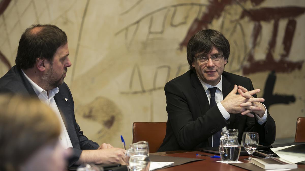 Carles Puigdemont y Oriol Junqueras durante la reunión del Govern