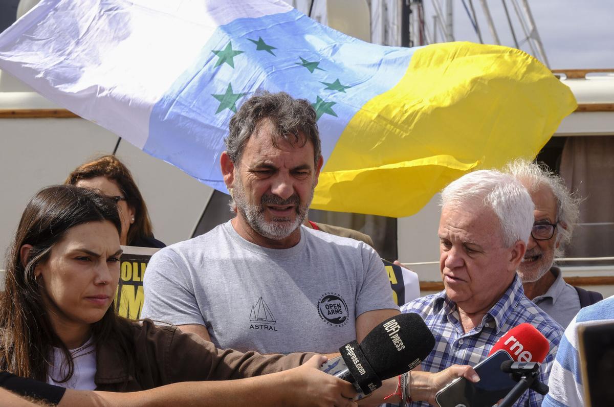 Open Arms recala en el Puerto de Las Palmas para recabar apoyos antes de partir hacia Cuba para llevar placas solares a un hospital pediátrico de La Habana