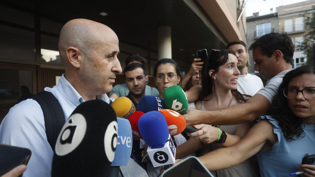 El presidente de la CHJ, Miguel Polo, atiende a los medios después de declarar durante ocho horas ante la jueza de la dana.