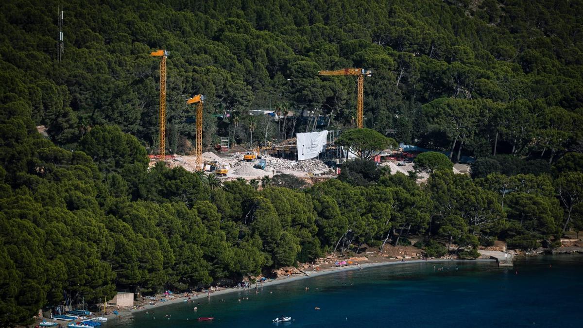 Una imagen de las obras de reconstrucción del hotel Formentor.