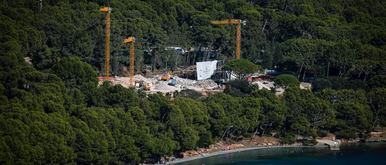 Una imagen de las obras de reconstrucción del hotel Formentor.