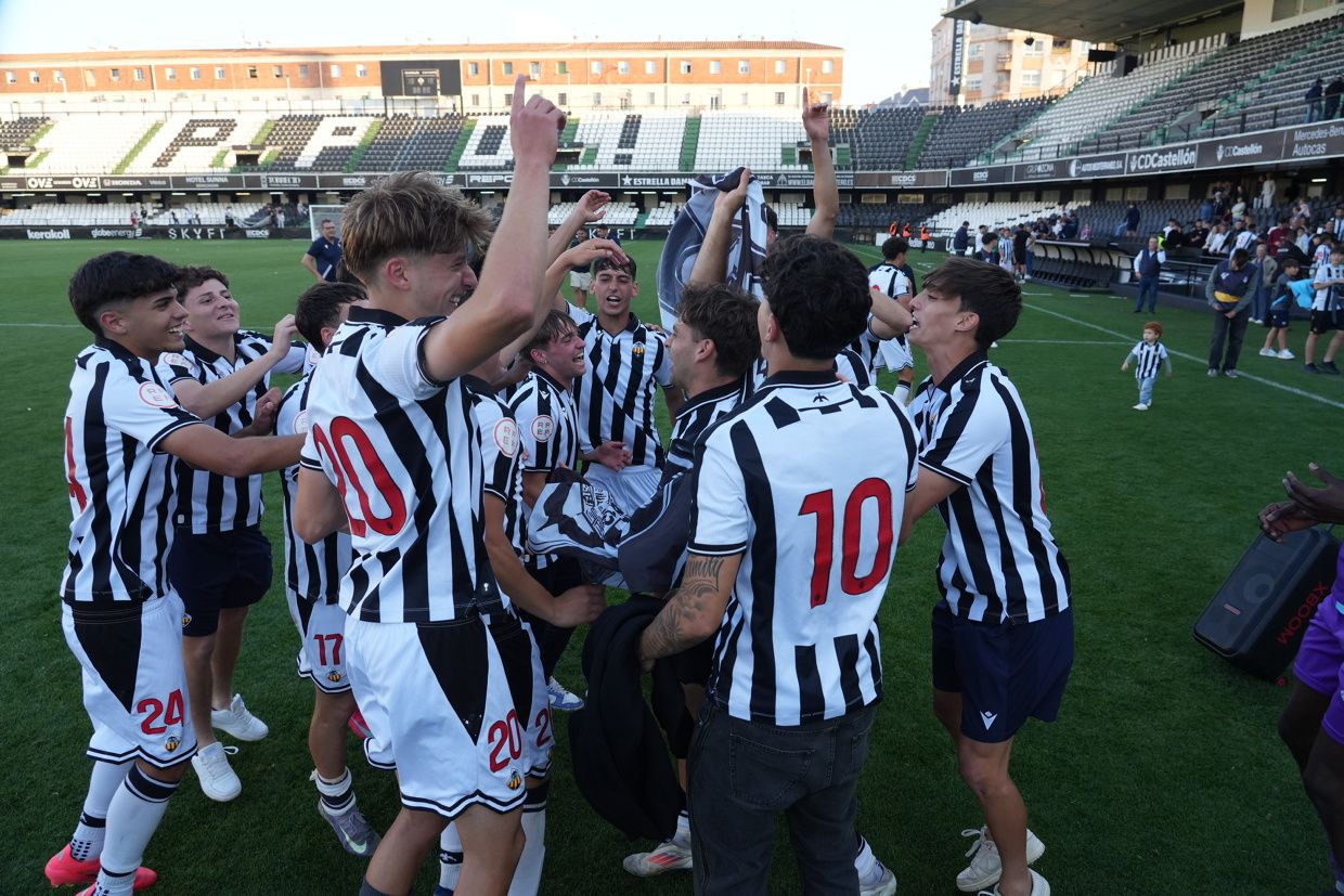 ¡Las mejores imágenes de la celebración del ascenso a Segunda Federación del Castellón B!