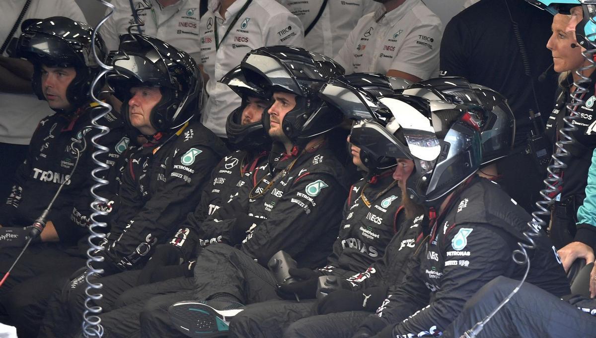 Stavelot (Belgium), 28/08/2022.- Team members of British Formula One driver George Russell from Mercedes-AMG Petronas watch the race from the pit during the Formula One Grand Prix of Belgium at the Spa-Francorchamps race track in Stavelot, Belgium, 28 August 2022. (Fórmula Uno, Bélgica) EFE/EPA/GEERT VANDEN WIJNGAERT / POOL