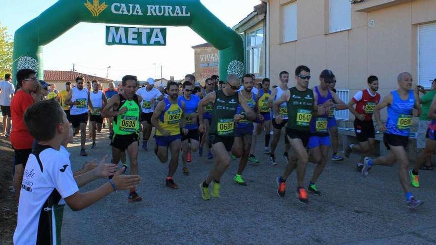 Los atletas de categoría absoluta comienzan a correr en Videmala de Alba.