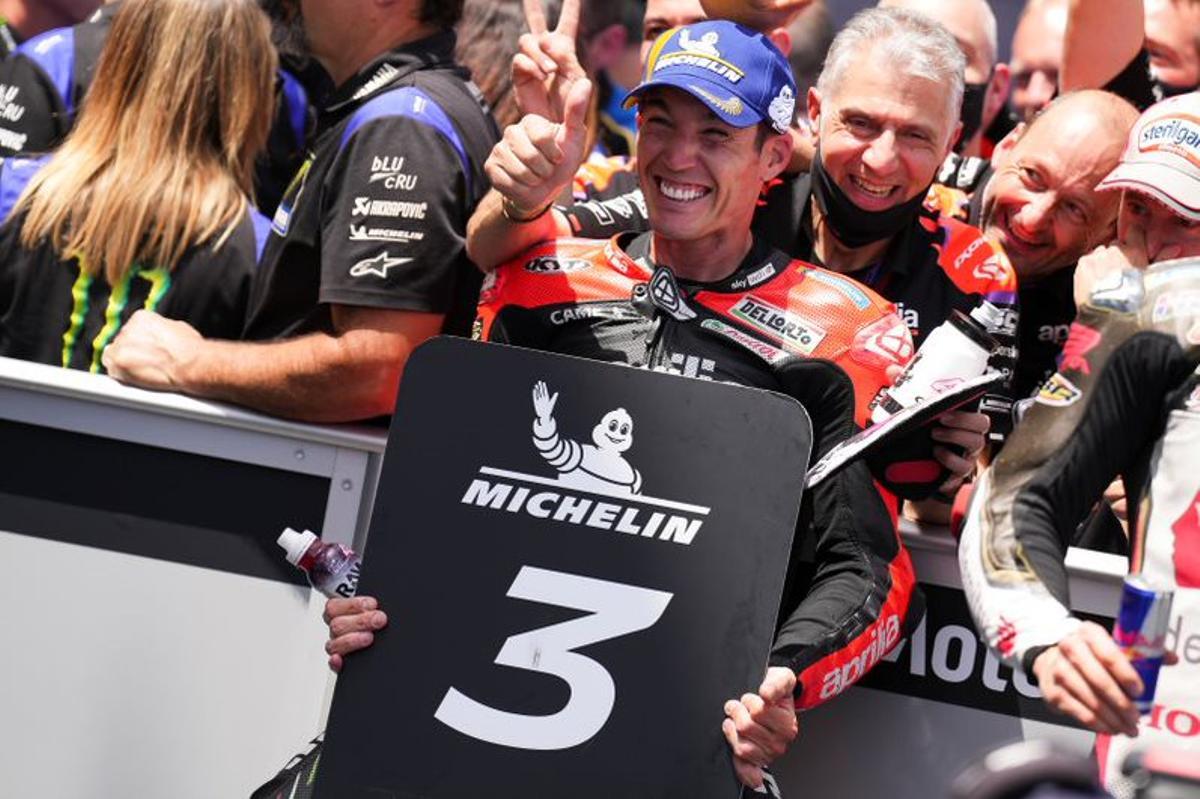 Aleix Espargaró celebra con el equipo Aprilia su tercer puesto en Jerez.