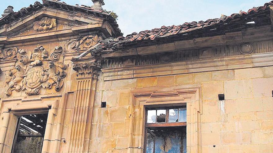 La fachada del Palacio de la Torre de Celles, con daños en la cornisa.  | F. T.