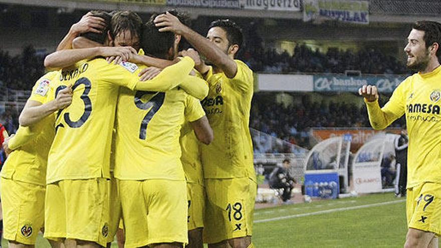 Los jugadores del Villarreal celebran el gol de Gerard Moreno.