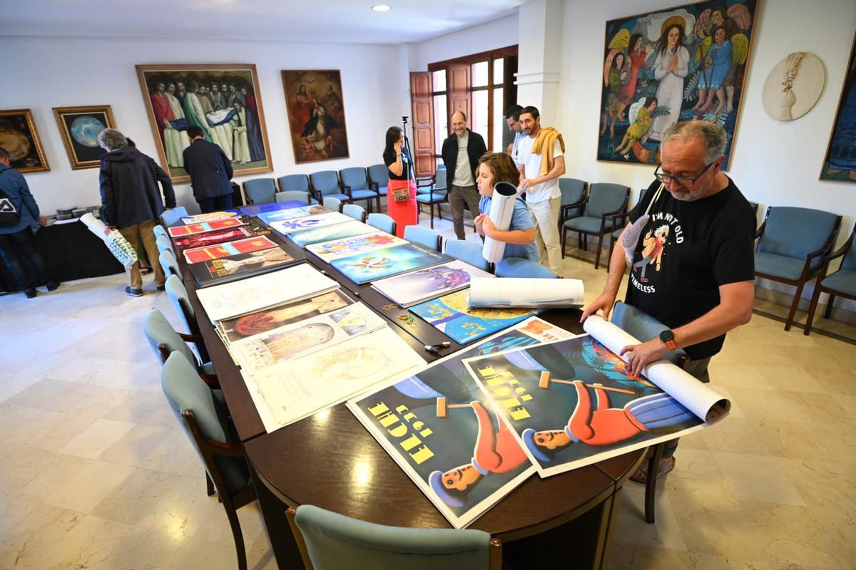 Una de las salas ofrecía carteles anunciadores de distintas ediciones del Misteri.