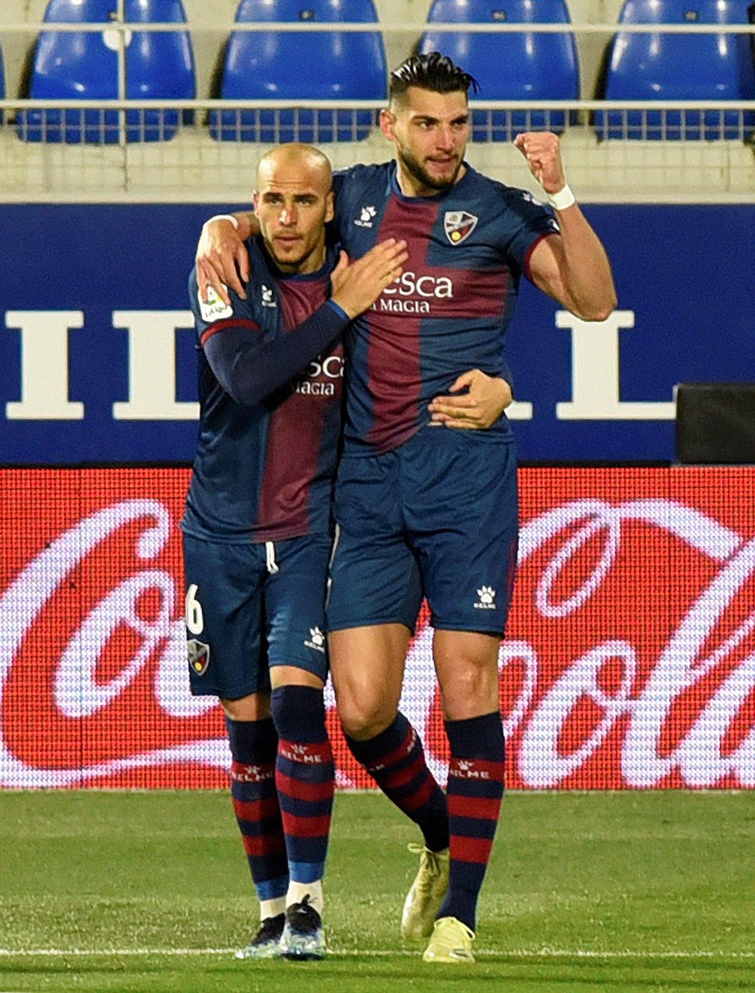 El Huesca devuelve al Elche al pozo del descenso (3-1)