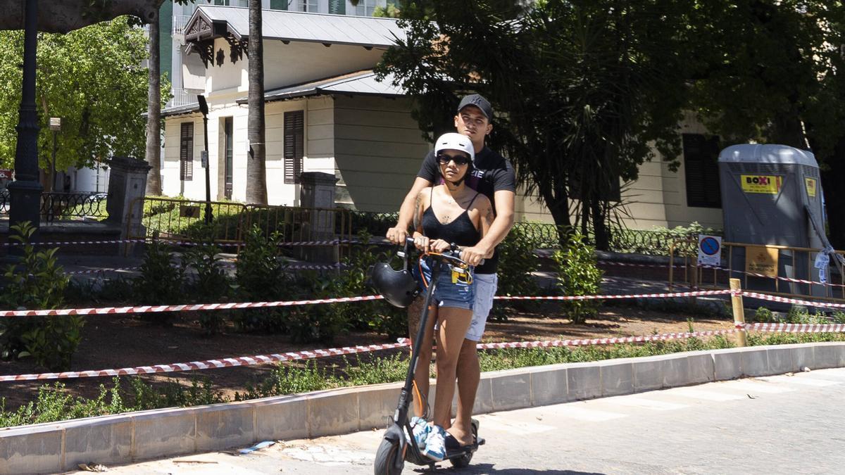 Circular en pareja sobre un patinete también está prohibido.