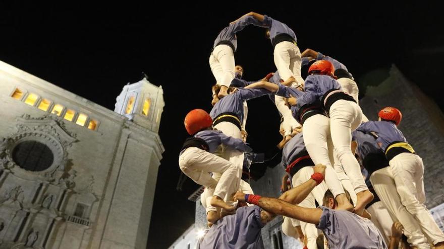 Els Marrecs pugen el pilar de 4 per les escales de la Catedral