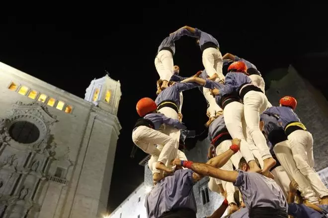 Els Marrecs pugen el pilar de 4 per les escales de la Catedral