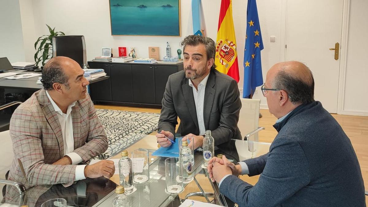 Cesáreo Pardal y Alfonso Martínez, con Diego Calvo durante su reunión.