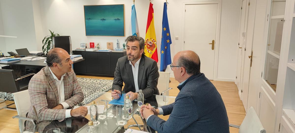 Cesáreo Pardal y Alfonso Martínez, con Diego Calvo durante su reunión.