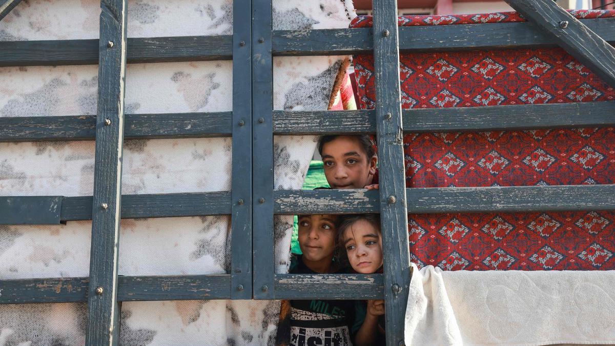 Niños desplazados palestinos, en un refugio en Gaza