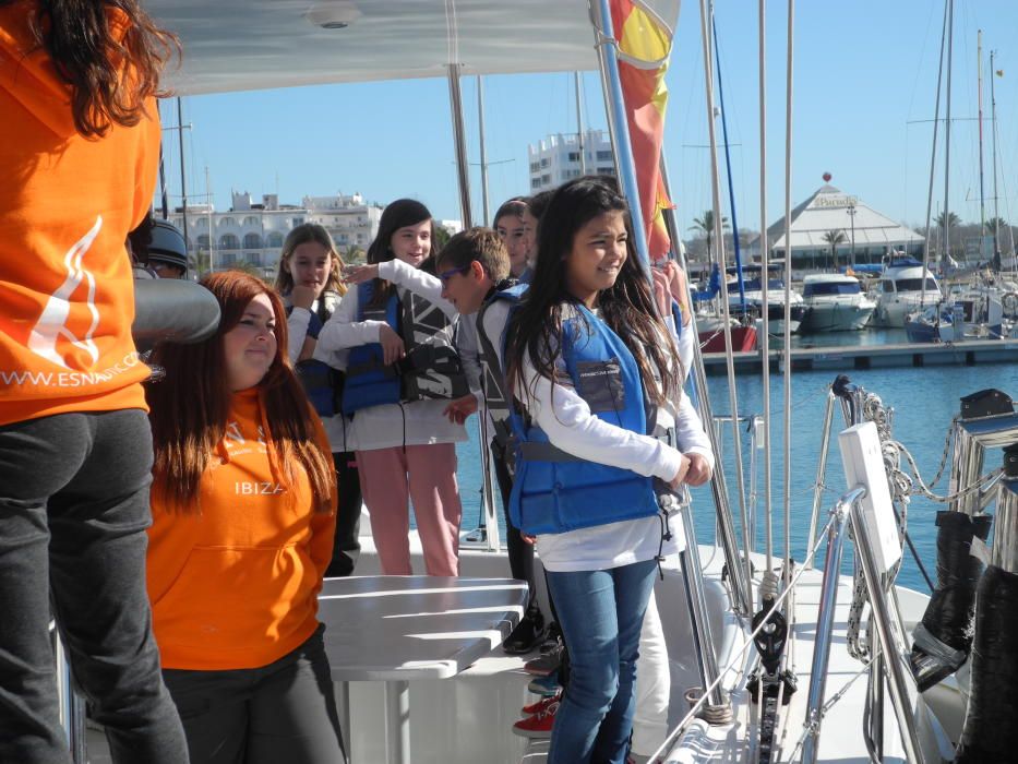 La presentació oficial de la Semana del Mar ha coincidido con el primer contacto de los alumnos del colegio Can Raspalls con las embarcaciones en las que pasarán toda esta semana.