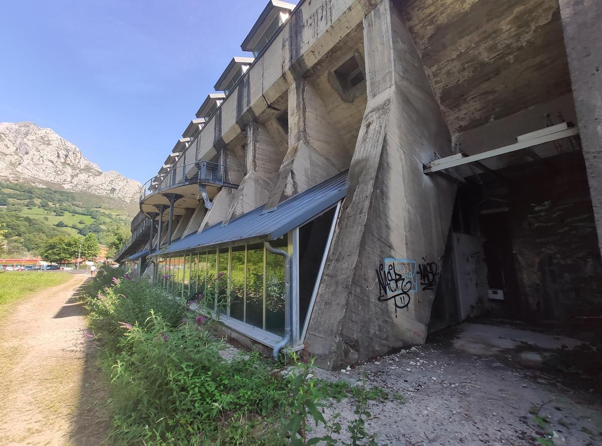 El edificio de las tolvas del Monsacro, en La Foz.