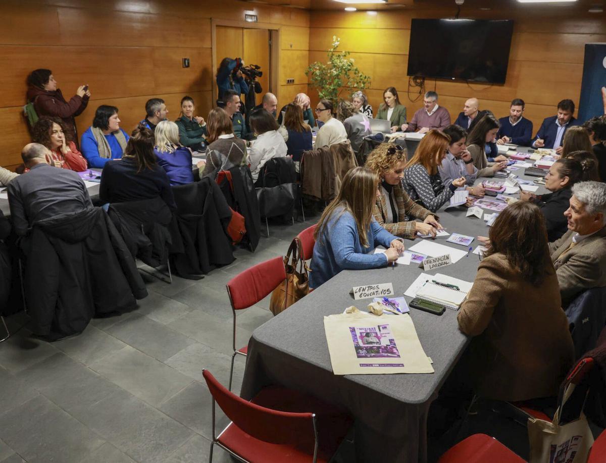 Autoridades, técnicos y representantes de diferentes ámbitos en la Mesa comarcal celebrada ayer. | IÑAKI ABELLA