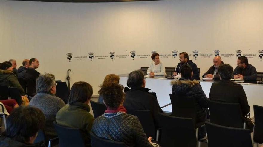 Cruz López, el alcalde, Plácido López y Miguel Medela en la reunión de ayer con productores.