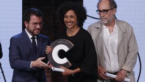 El president en funciones, Pere Aragonès, junto a la premiada actriz Vicenta Ndongo, y el director de teatro Carles Alfaro durante la ceremonia de entrega de los Premios Nacionals de Cultura 2024