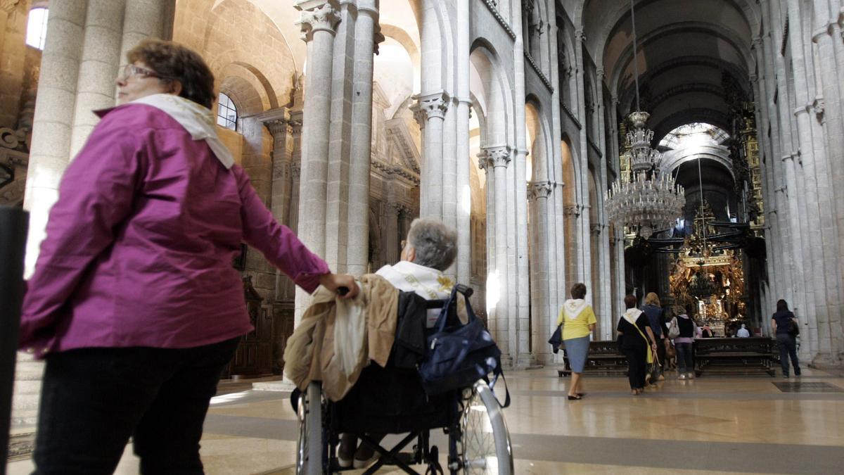 Varias mujeres, en la catedral de Santigo.