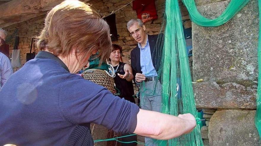 Francisco Conde durante su visita a Corazón da Artesanía. // FdV