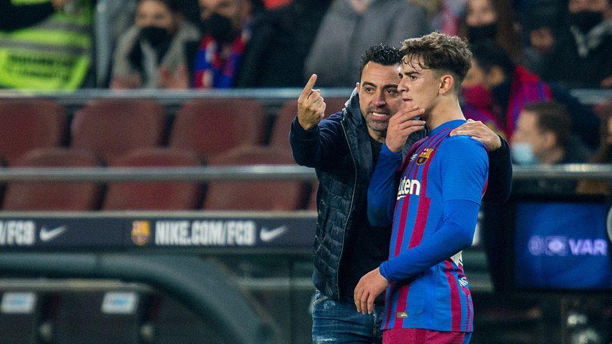 Xavi da instrucciones a Gavi durante el Barça-Elche en el Camp Nou.