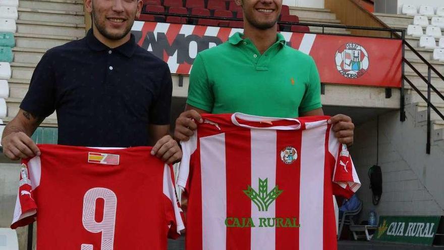 César Simón y Ángel Encinar posan con su nueva camiseta.