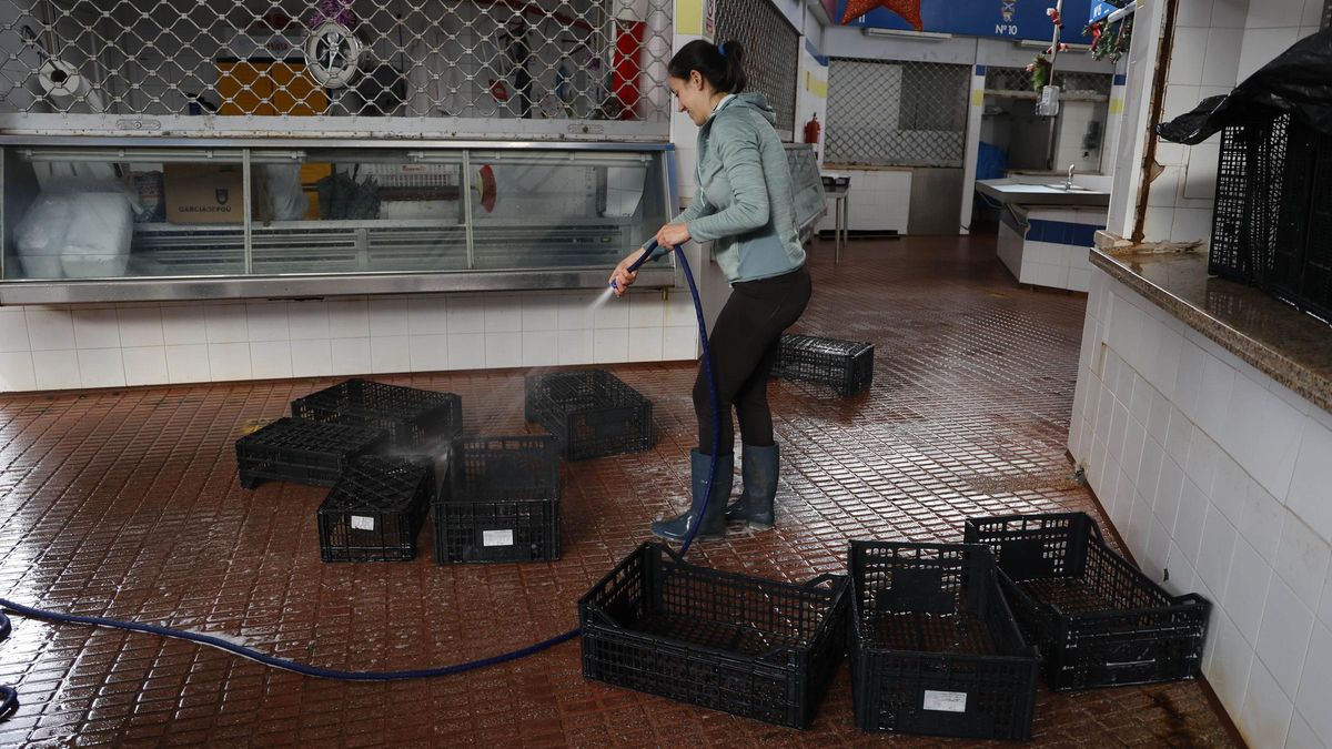 Tareas de limpieza tras las inundaciones de este invierno en la plaza de abastos de Gondomar.