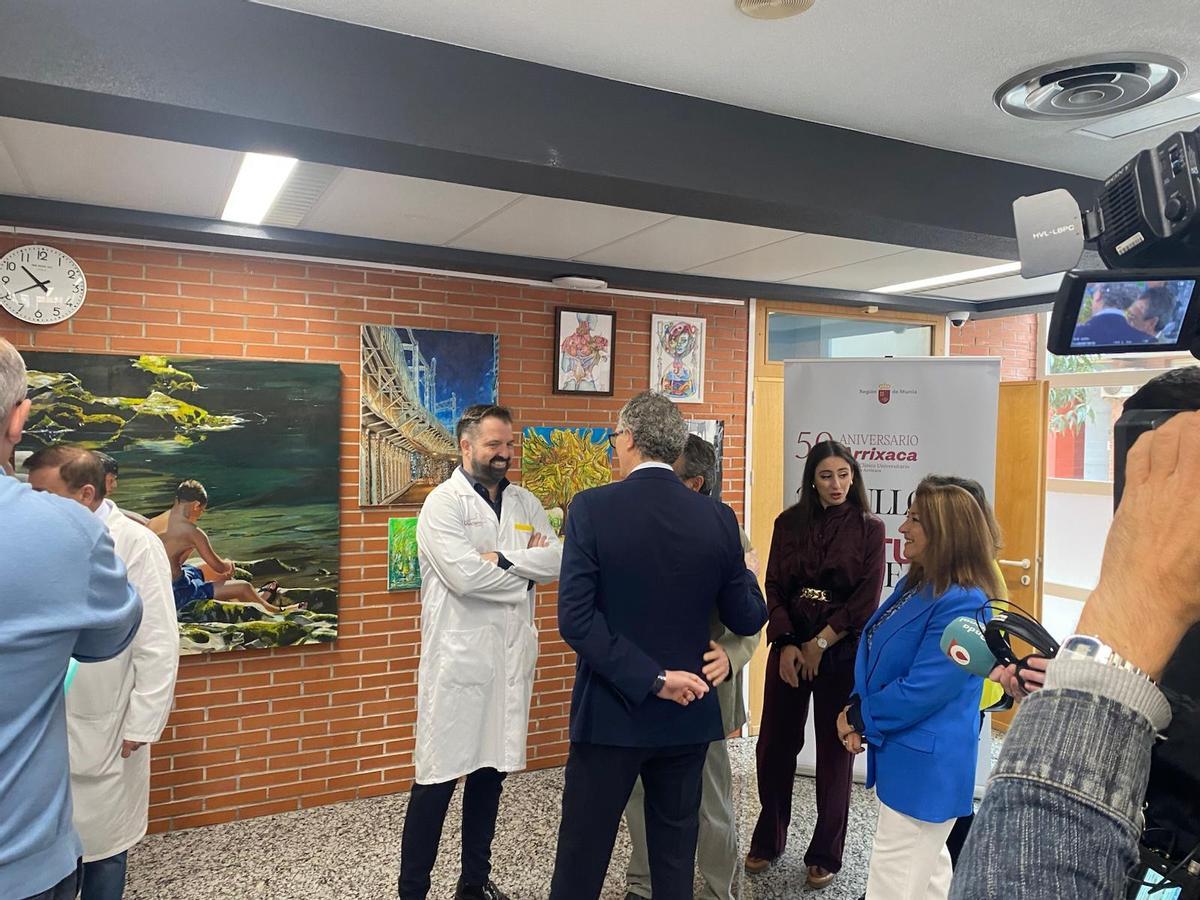 El hospital Virgen de la Arrixaca acoge una muestra de pintura de médicos artistas para conmemorar el 50 aniversario del centro.