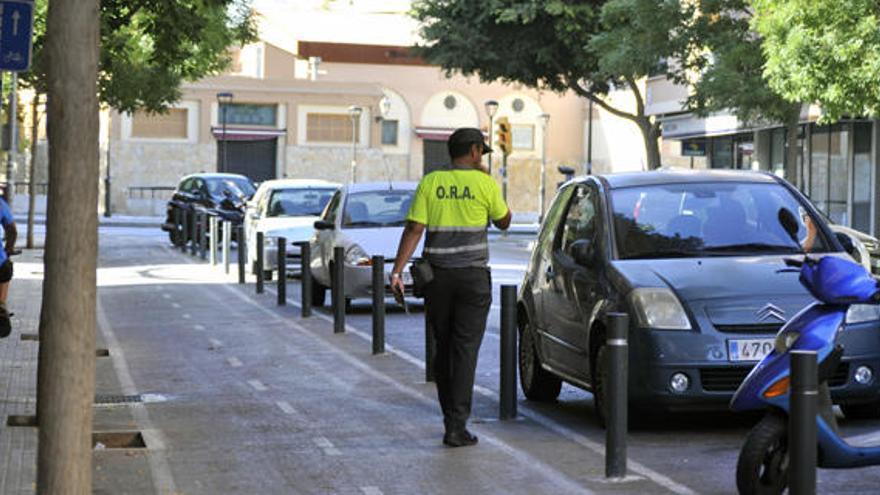 Un controlador en la zona de Pere Garau cercana a la mezquita donde no hay mujeres.