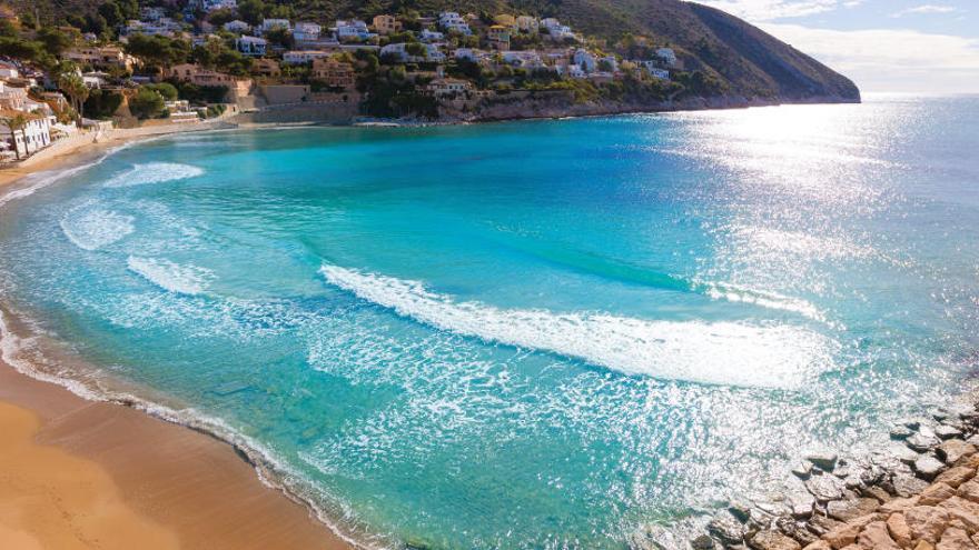 En estado muy grave un niño al caer por un acantilado desde la ventana de un chalé en Moraira