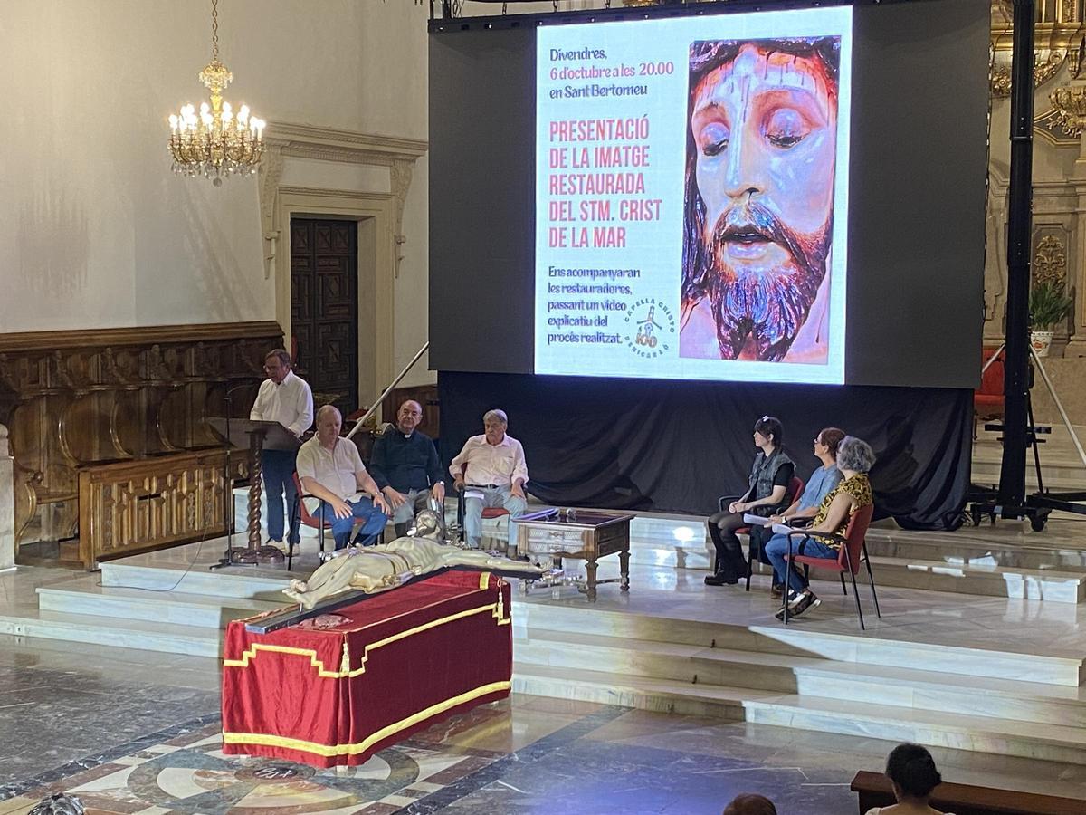 Colocaron una gran pantalla frente al altar, en la que proyectaron un vídeo explicativo.