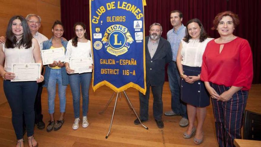 Entrega de becas de los Leones a tres oleirenses - La Opinión de A Coruña