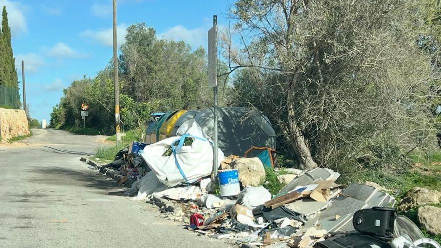 Una vecina de Ibiza: &quot;Tiran restos de obra y hasta bolsas de basura desde la moto&quot;
