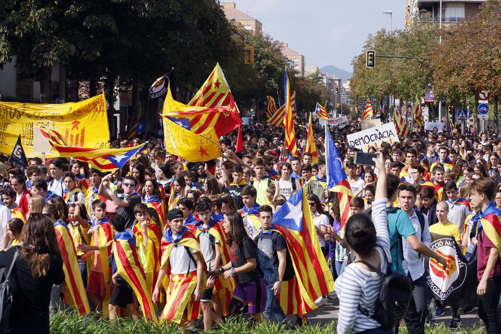 Manifestació d'estudiants universitaris i de secundària al centre de Girona