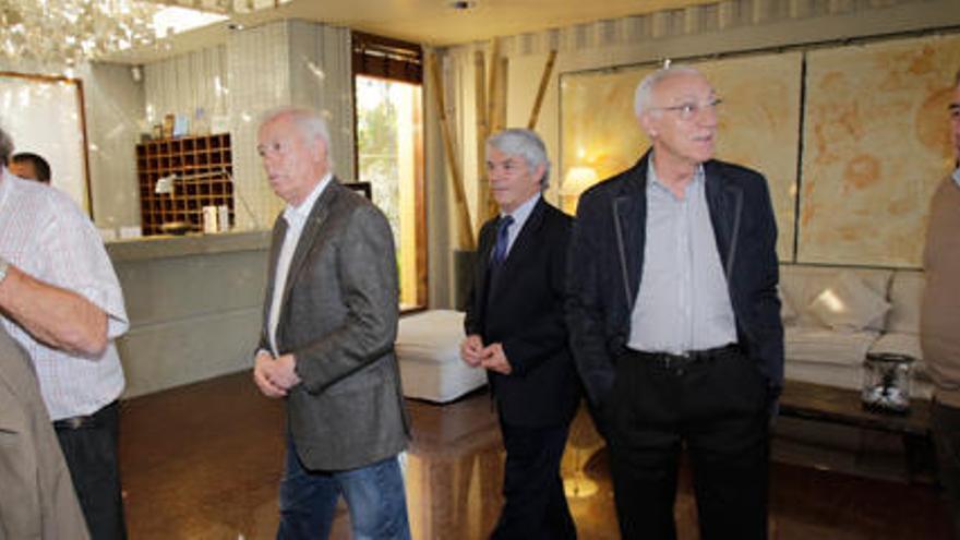 Momento de la llegada al Hotel Huerto del Cura de los expresidentes del Club Francisco Borja, Diego Quiles, Andrés Alonso, Juan Serrano y Amador Poveda