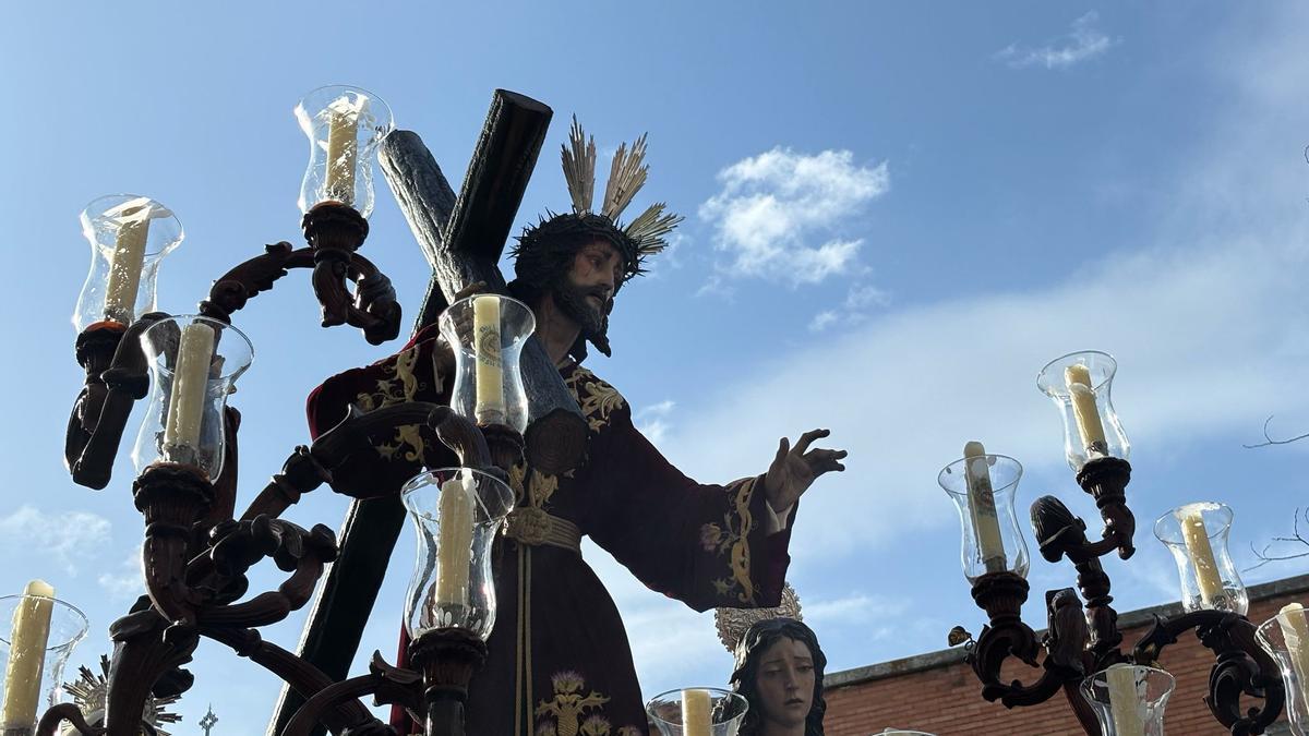 El Santo Cristo de la Misión llega al vecino Colegio de la Doctrina Cristiana. La imagen de Bonilla Cornejo estrena Corona de Espinas este año lo que completa sus atributos junto a las potencias y la túnica bordada.