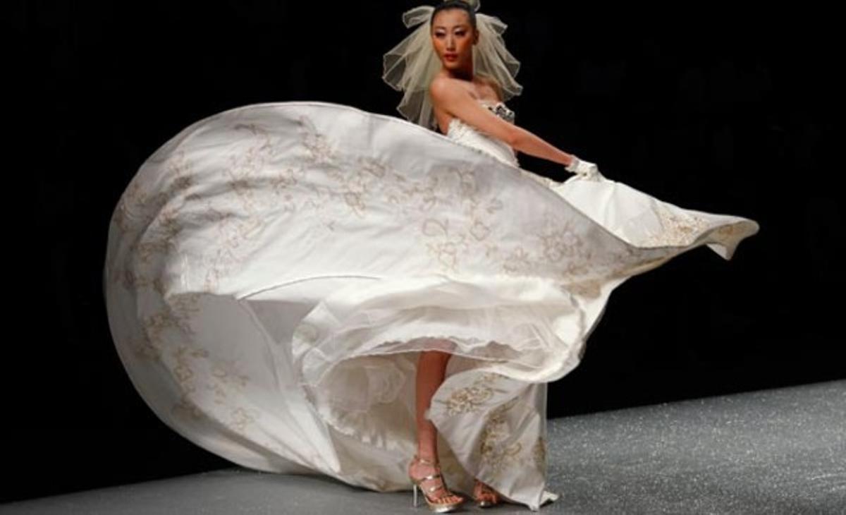 Una modelo desfila con un vestido de novia del diseñador Tsai Meiyue durante la China Fashion Week en Beijing.