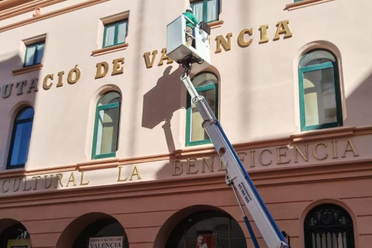 Operarios en la fachada de la Beneficència.