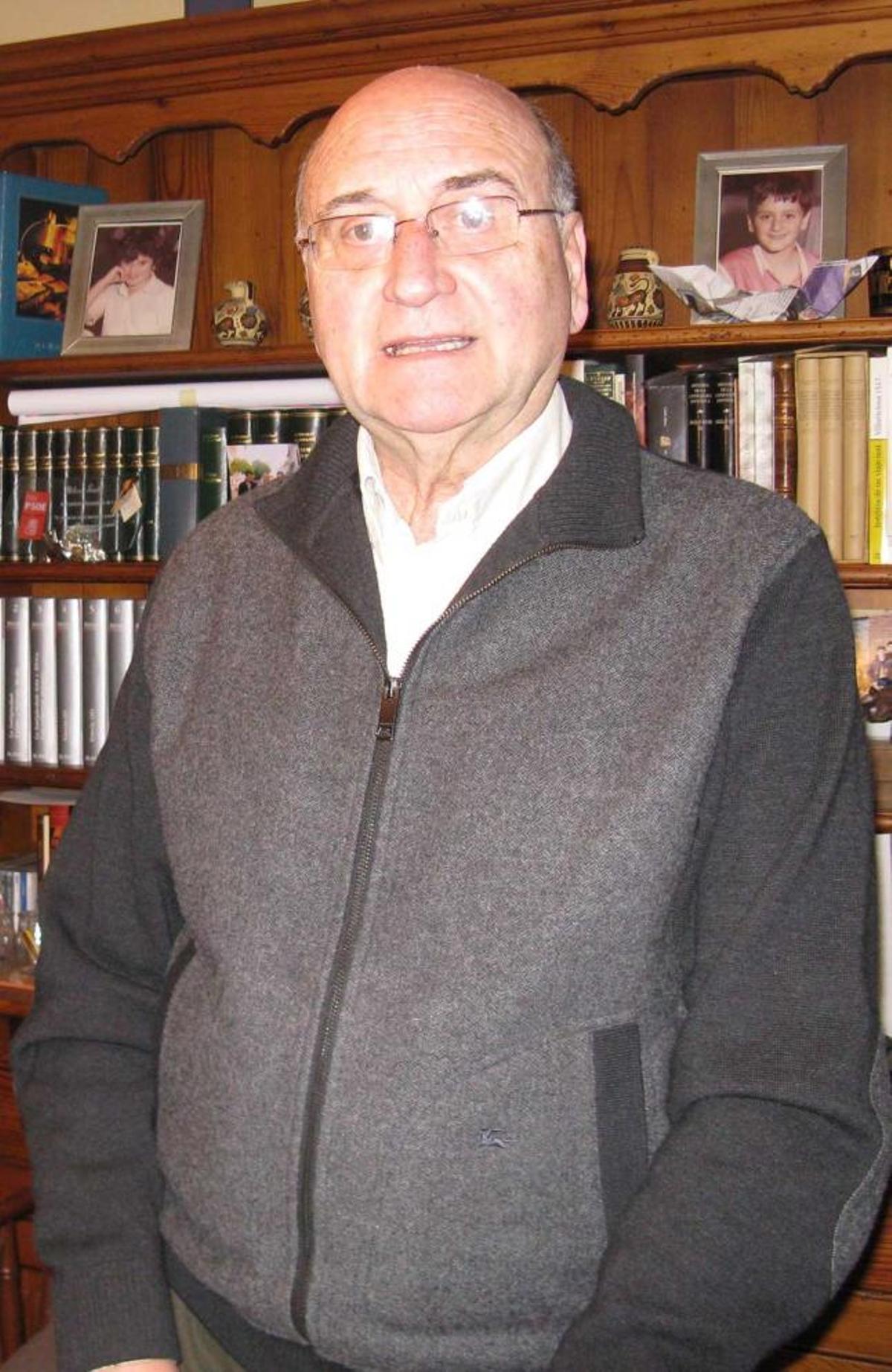 Etelvino González, en la biblioteca de su casa, en Villaviciosa.