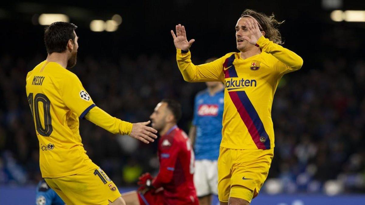 Messi y Griezmann celebran el gol del francés en San Paolo