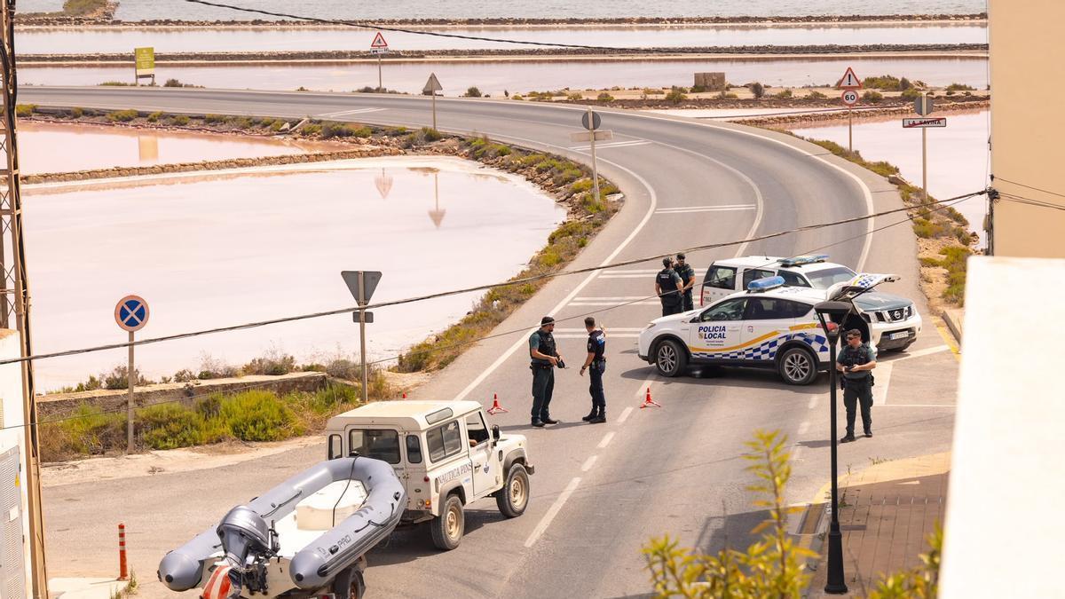 Policía Local y Guardia Civil cortan el tráfico por el accidente mortal en Formentera.