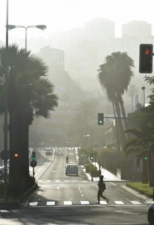 13-01-2018 LAS PALMAS DE GRAN CANARIA. Calima sobre la ciudad. Fotógrafo: ANDRES CRUZ  | 13/01/2019 | Fotógrafo: Andrés Cruz