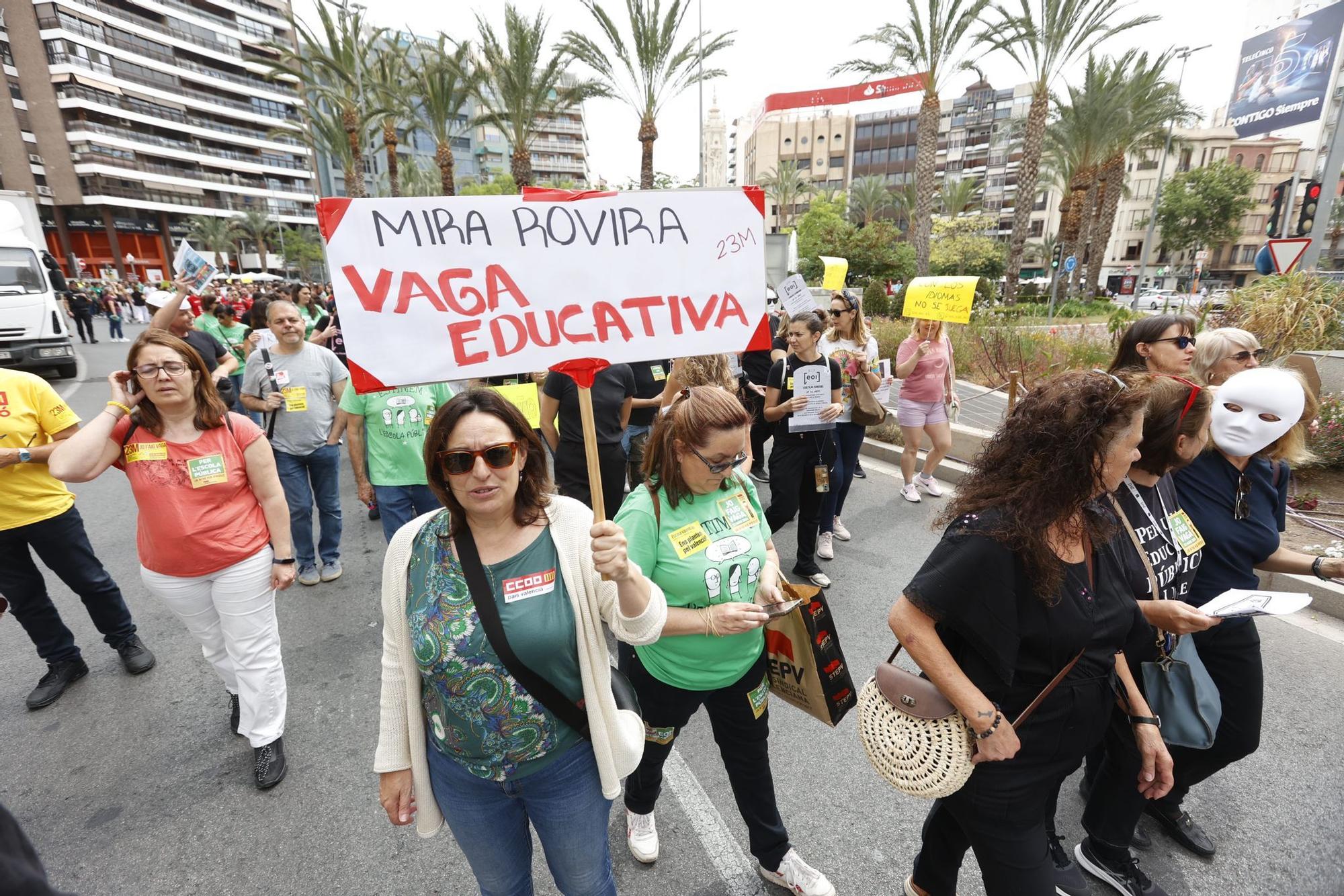 Así está siendo la protesta de la Escuela Oficial de Idiomas de Alicante