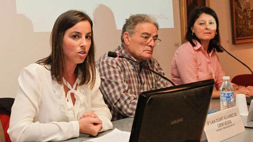 Por la izquierda, Laia Duart, José Martín Lanchas y Lidia González, ayer, en el Ateneo Jovellanos.