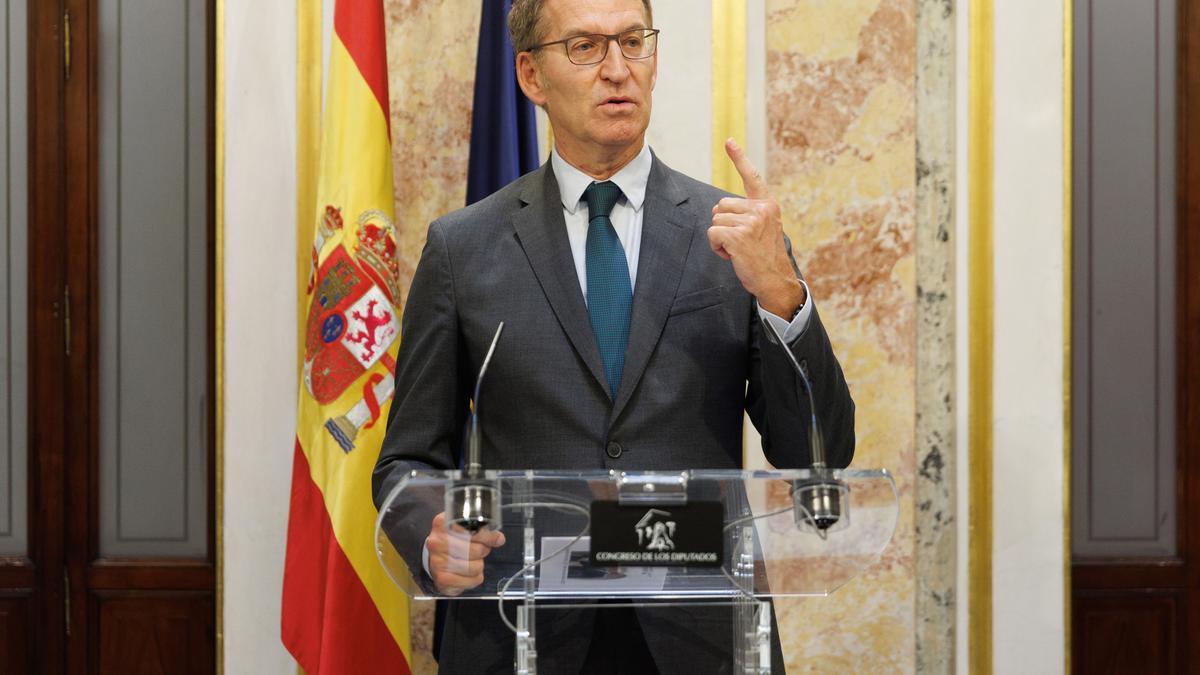 El presidente del PP, Alberto Núñez Feijóo, durante una rueda de prensa tras una sesión plenaria, en el Congreso de los Diputados, a 21 de septiembre de 2023, en Madrid (España). Durante el Pleno de hoy se tramita en lectura única la reforma del Reglament