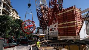 BARCELONA 10/07/2025 Barcelona. La consellera de Territorio, Vivienda y Transición Ecológica, Sílvia Paneque i Sureda, junto a la primera teniente de alcalde de Barcelona, Laia Bonet; el consejero delegado de TMB, Xavier Flores; el secretario de Movilidad e Infraestructuras, Manel Nadal; el presidente de Infraestructuras de la Generalitat, Isaías Táboas; el director general de IFERCAT, Jordi Julià; y el director general de Infraestructuras de Movilidad, David Prat, durante la visita a los trabajos de instalación de la rueda de corte de la tuneladora de la L9, trasladada esta madrugada desde el Puerto de Barcelona hasta el pozo del carrer Mandri. FOTO de ZOWY VOETEN