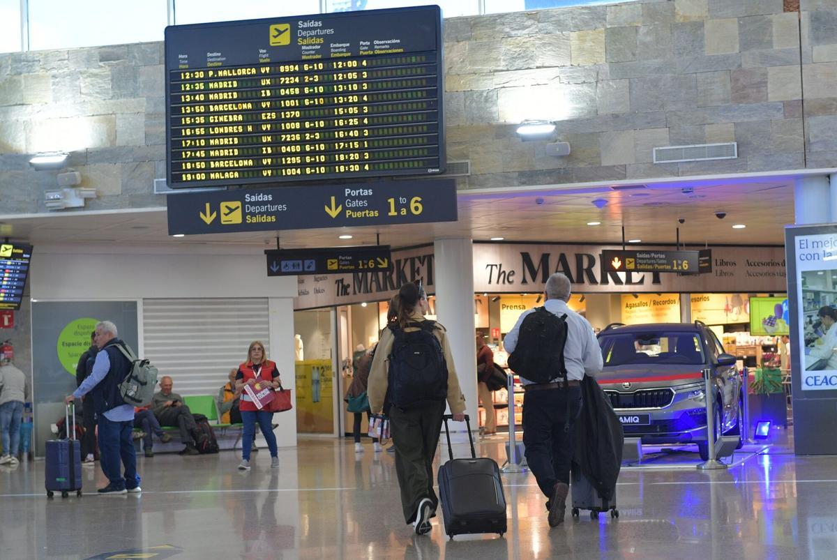 Interior de la terminal del aeropuerto de Alvedro.
