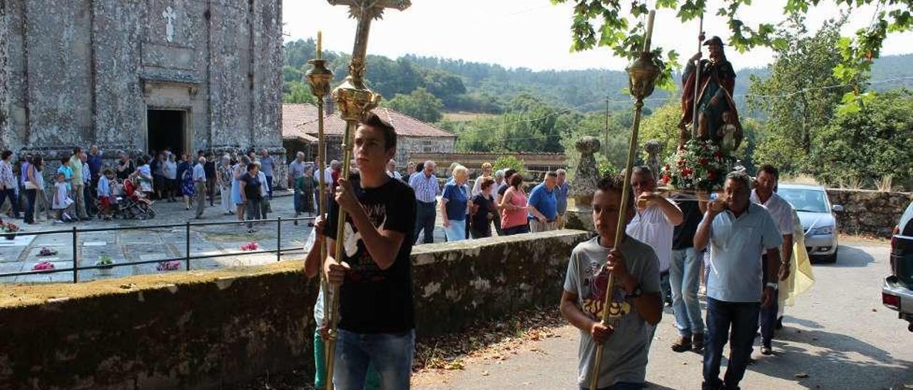 Un instante de la procesión de San Roque, al mediodía de ayer, en Codeseda.